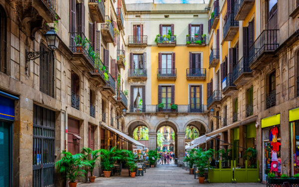 Barcellona - Spagna - Antica strada stretta di Barcellona, Catalogna, Spagna. Architettura e punti di riferimento di Barcellona. Accogliente paesaggio urbano di Barcellona - shutterstock_1999722662