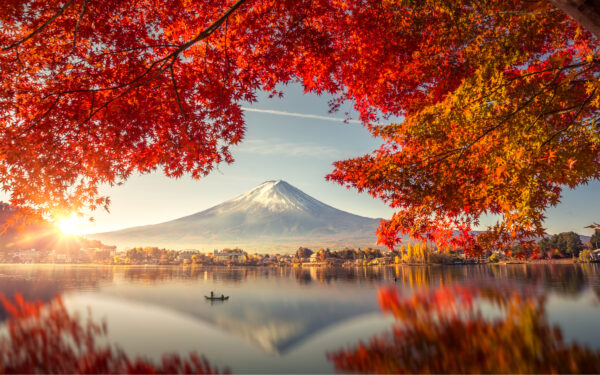 Stagione autunnale colorata e Monte Fuji con nebbia mattutina e foglie rosse al lago Kawaguchiko 