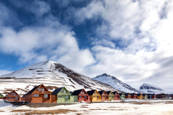 Fila di case chalet colorate a Longyearbyen, Svalbard