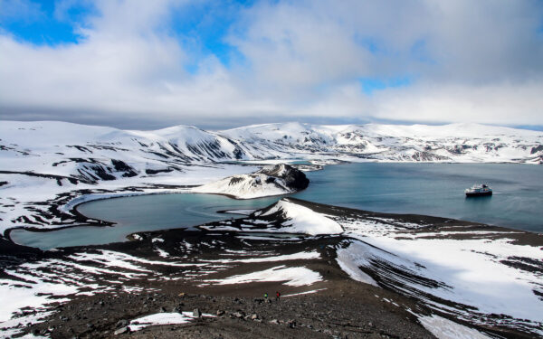 Deception Island è un'isola dell'arcipelago delle Isole Shetland Meridionali, con uno dei porti più sicuri dell'Antartide.